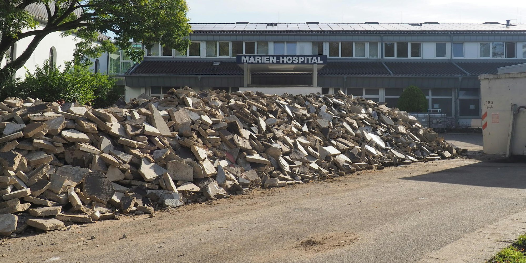 Ein Schuttberg türmt sich vor dem Marien-Hospitals auf.