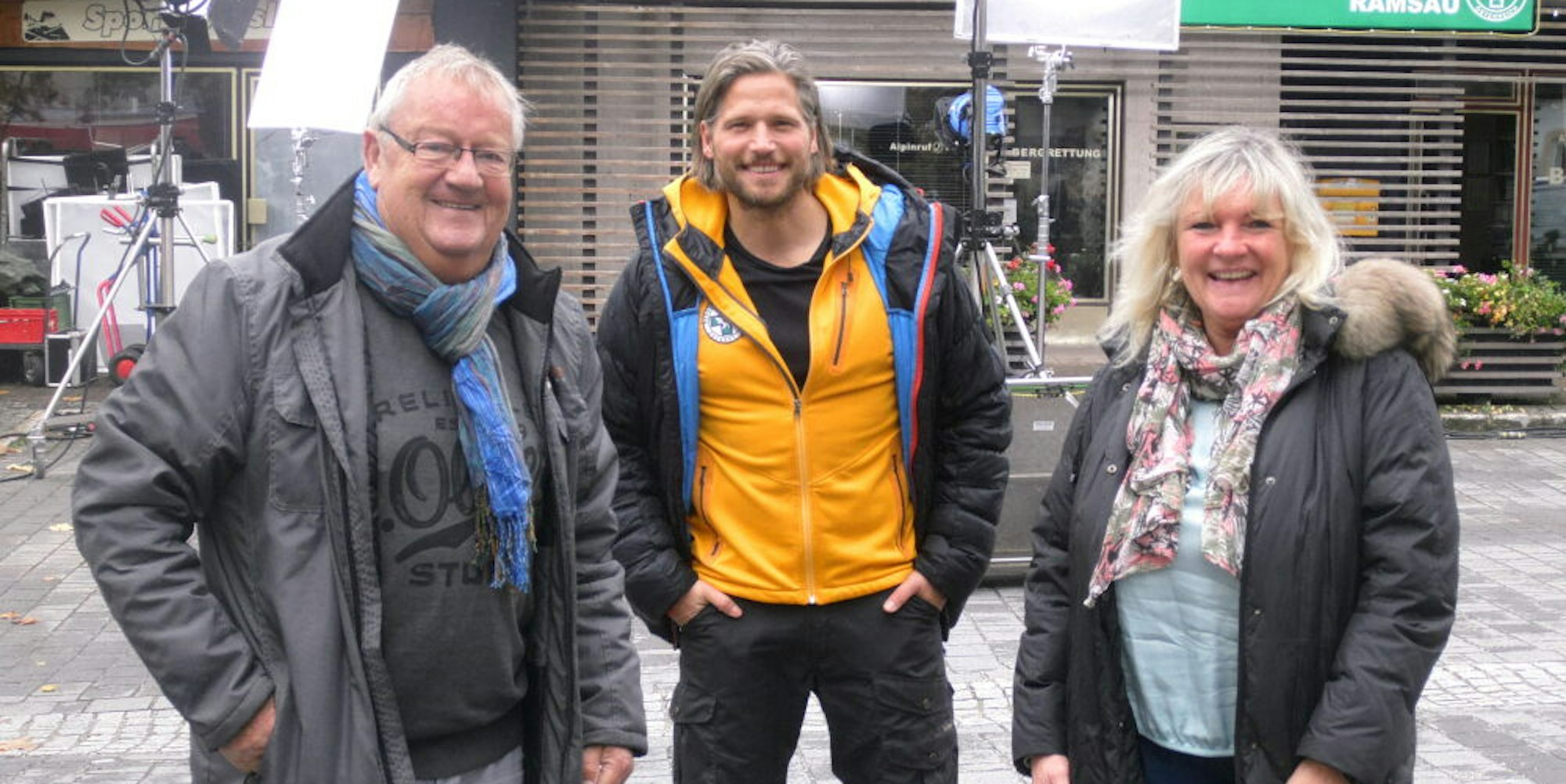 In der österreichischen Ramsau trafen Helmut Arntz und seine Partnerin Uschi Roth den „Bergretter“ Sebastian Ströbel (M.) und wurden spontan als Komparsen bei den Dreharbeiten eingesetzt.