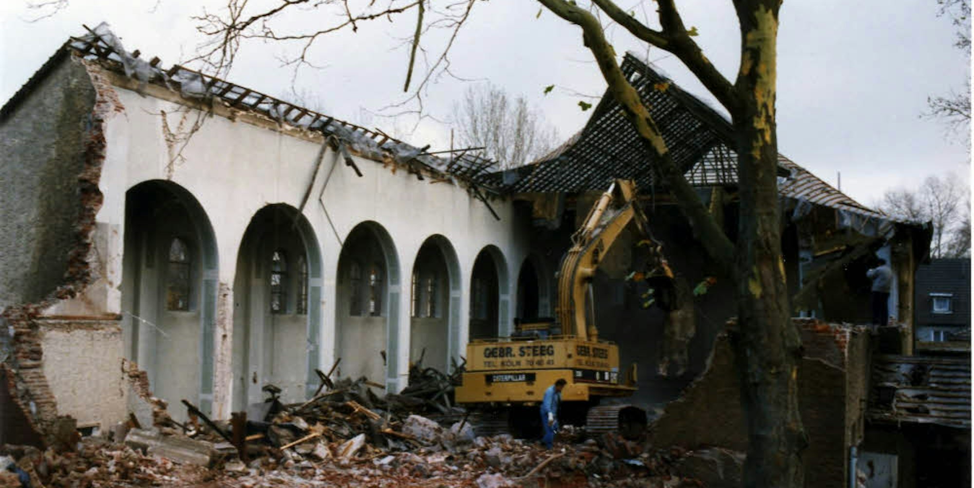 Im November 1996 wurde die alte Pfarrkirche abgebrochen, nur der Turm blieb.