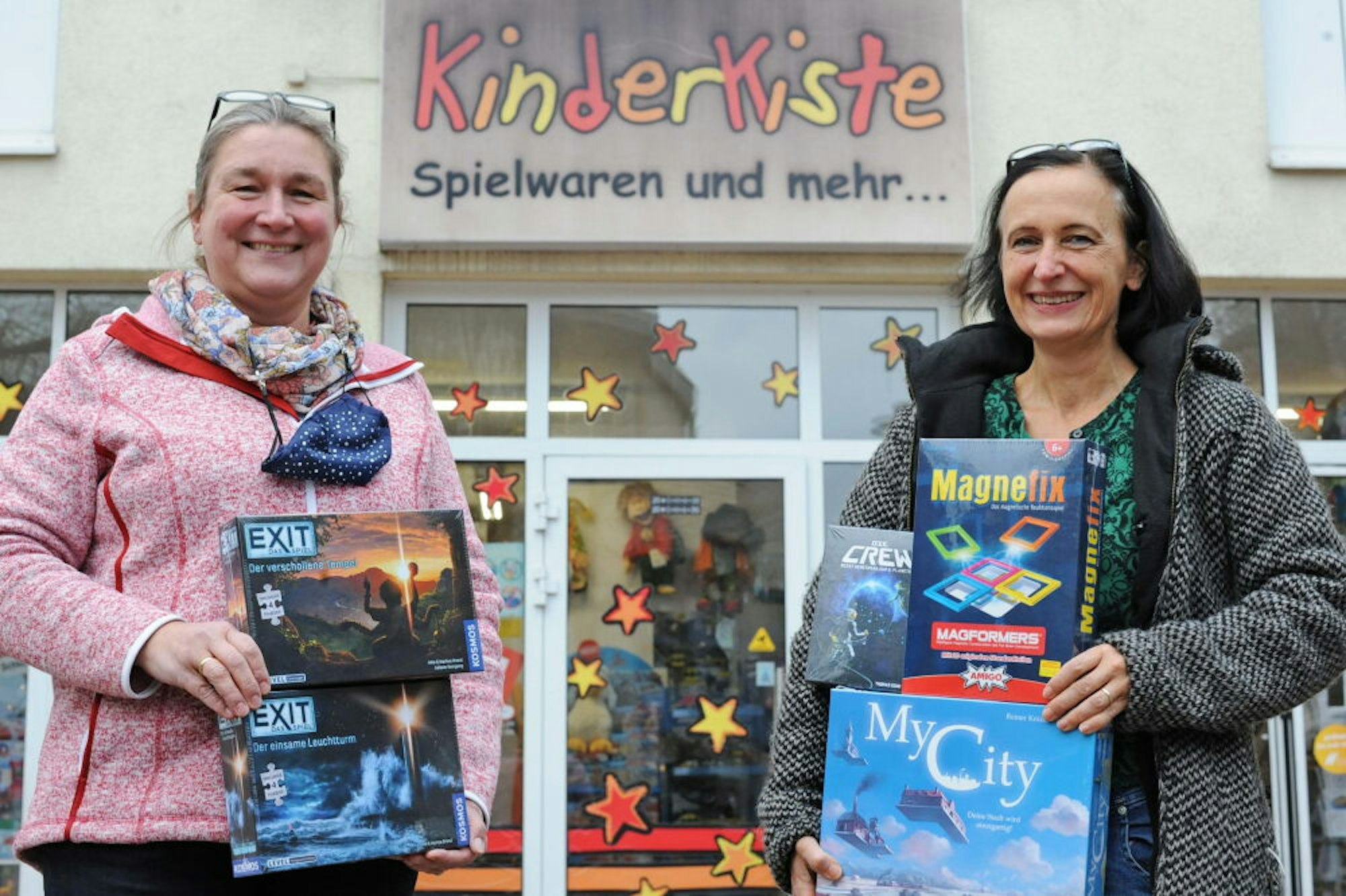 Monika Jellwitzki und Kathrin Weber von der Kinderkiste Leichlingen haben einige Spiele rausgesucht, die sich auch in kleiner Runde spielen lassen, wie die „Exit“-Reihe von Kosmos.