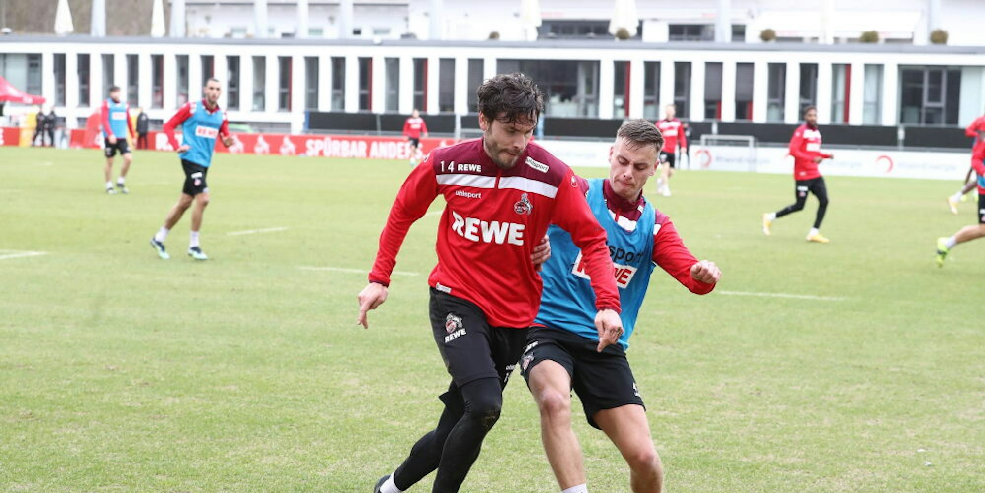 Der Nächste: FC-Sturmtalent Marvin Obuz (r. im Trainingsduell mit Kapitän Jonas Hector) steht wohl kurz vor seinem ersten Einsatz in der Fußball-Bundesliga.