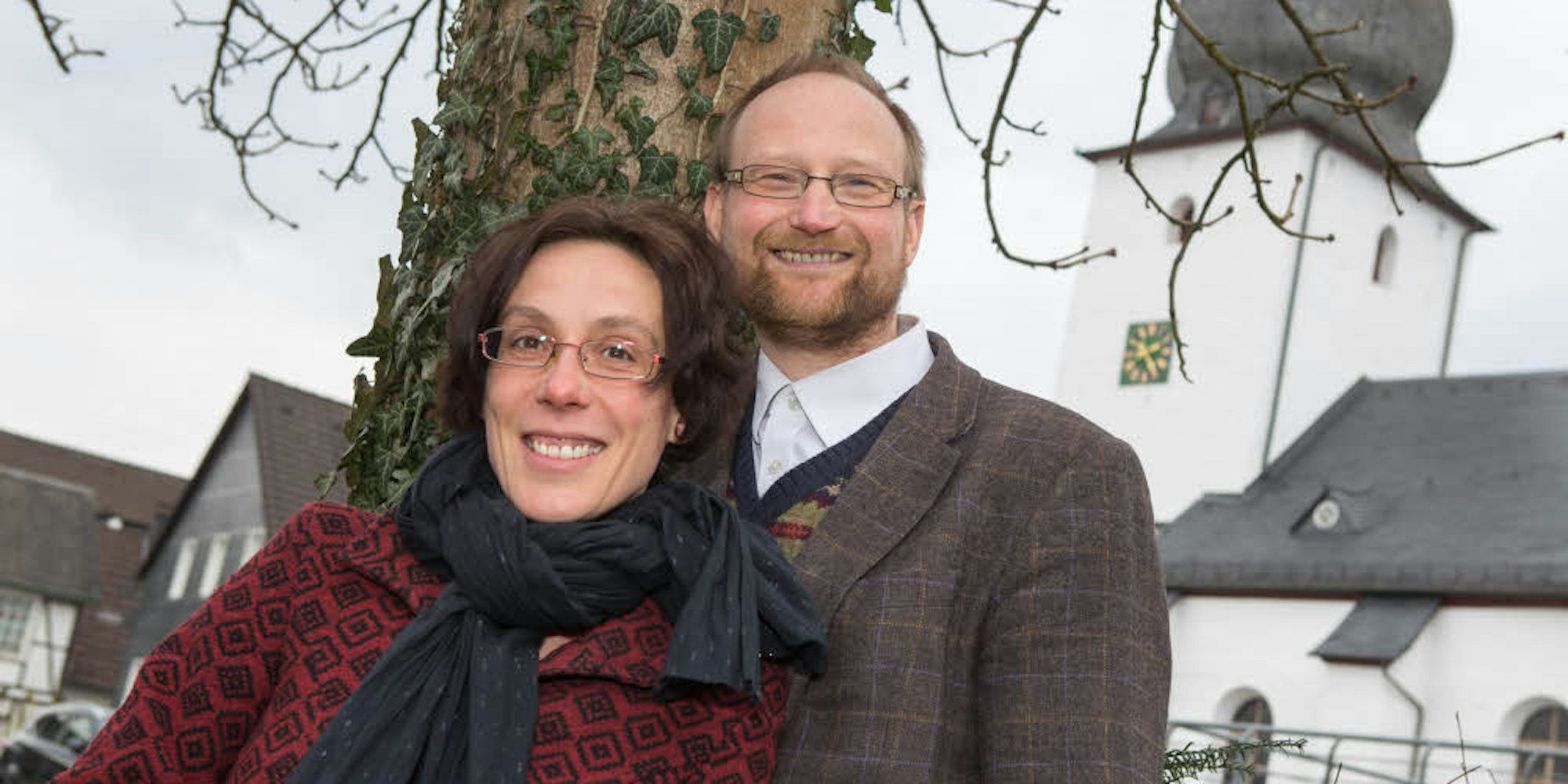Musik ist ihr Leben: Dr. Annemarie und Erik Sirrenberg vor der Bergneustädter Altstadtkirche.