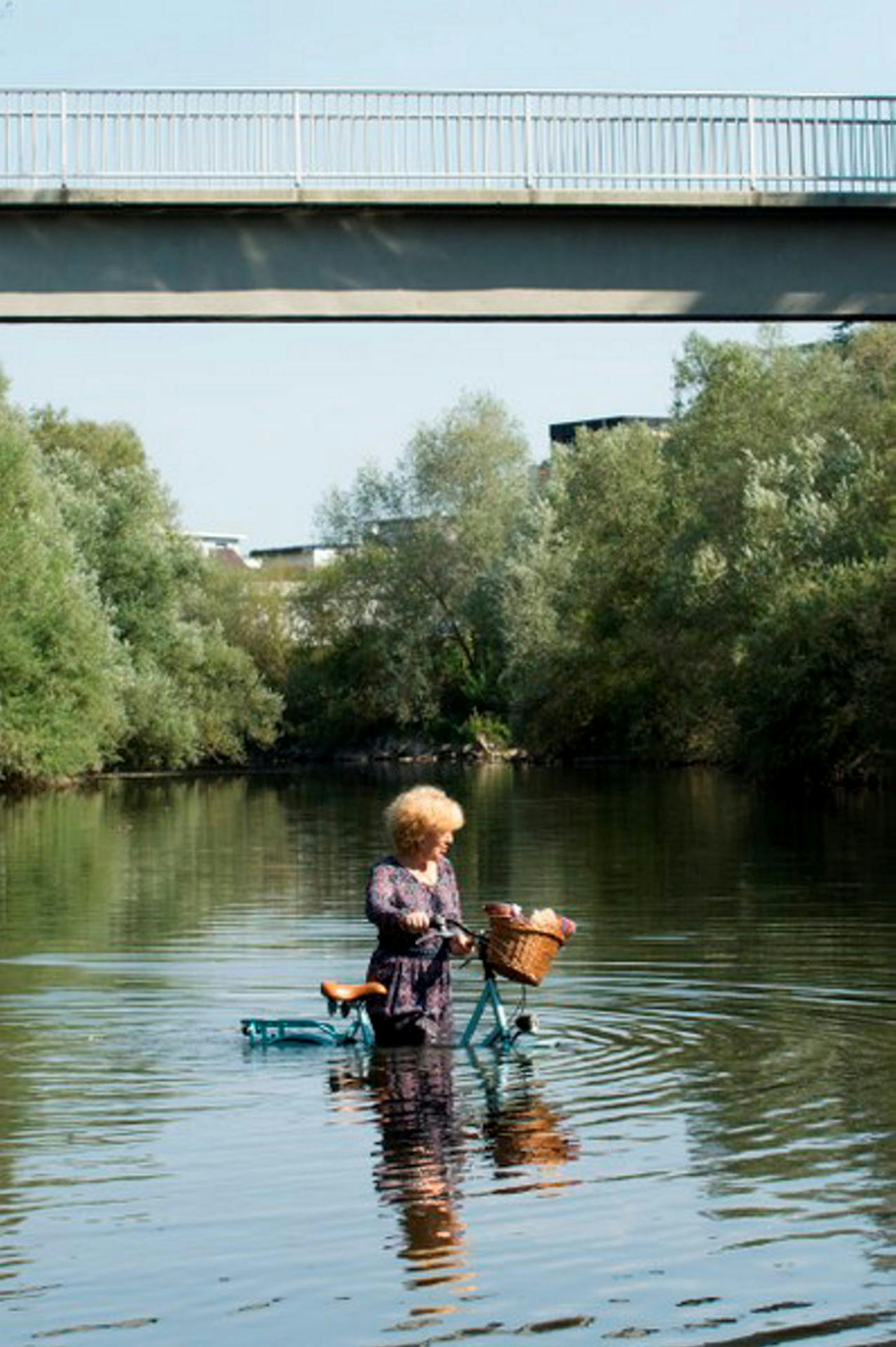 Tiefer als andere stieg Irene Stoev mitsamt Hollandrad in den Fluss.