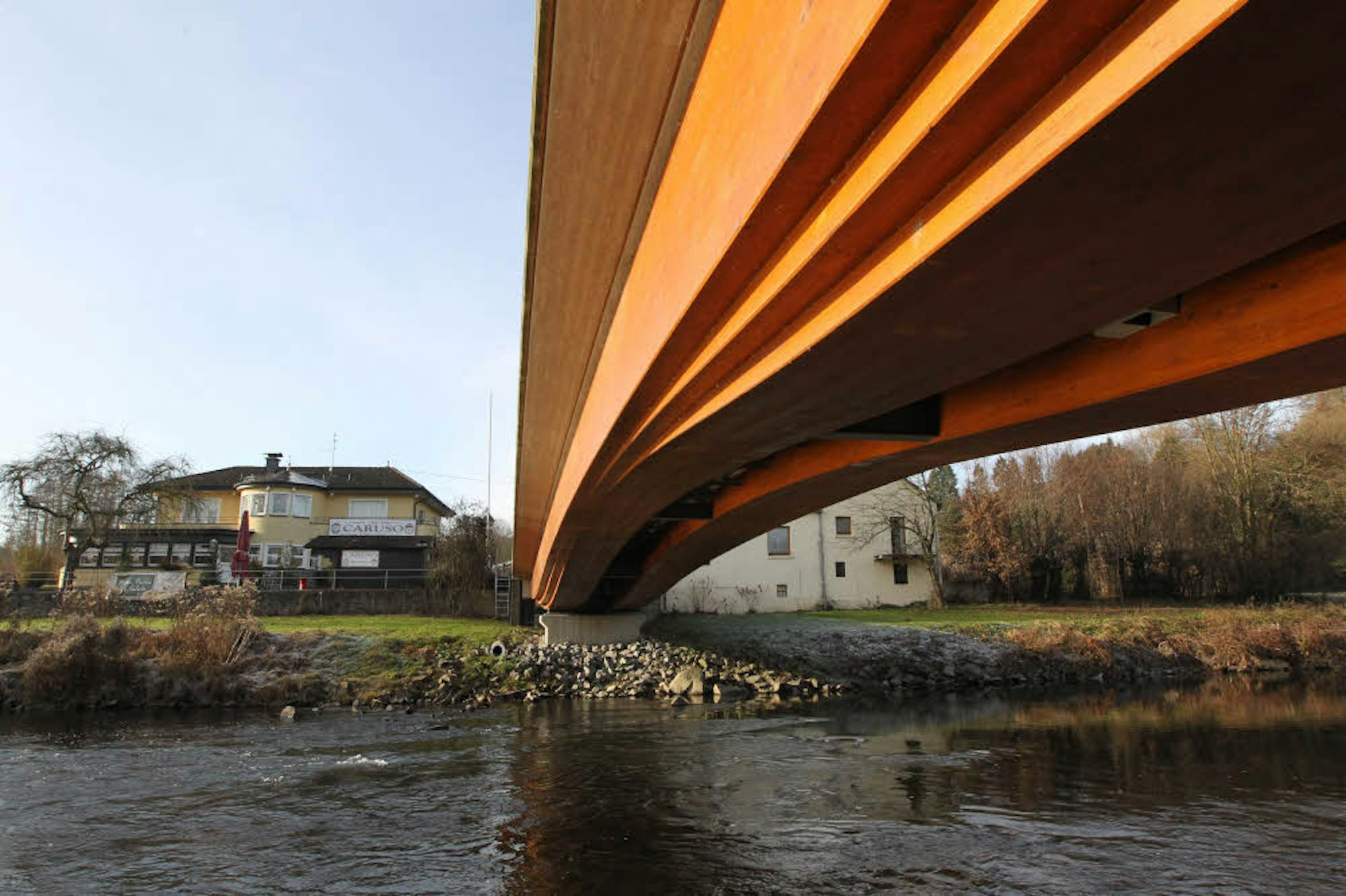 Praktisch, schön und ökologisch: Aus nachhaltig erzeugtem Fichtenholz und Accoya sind die Hauptträger der Schiffahrter Brücke. 