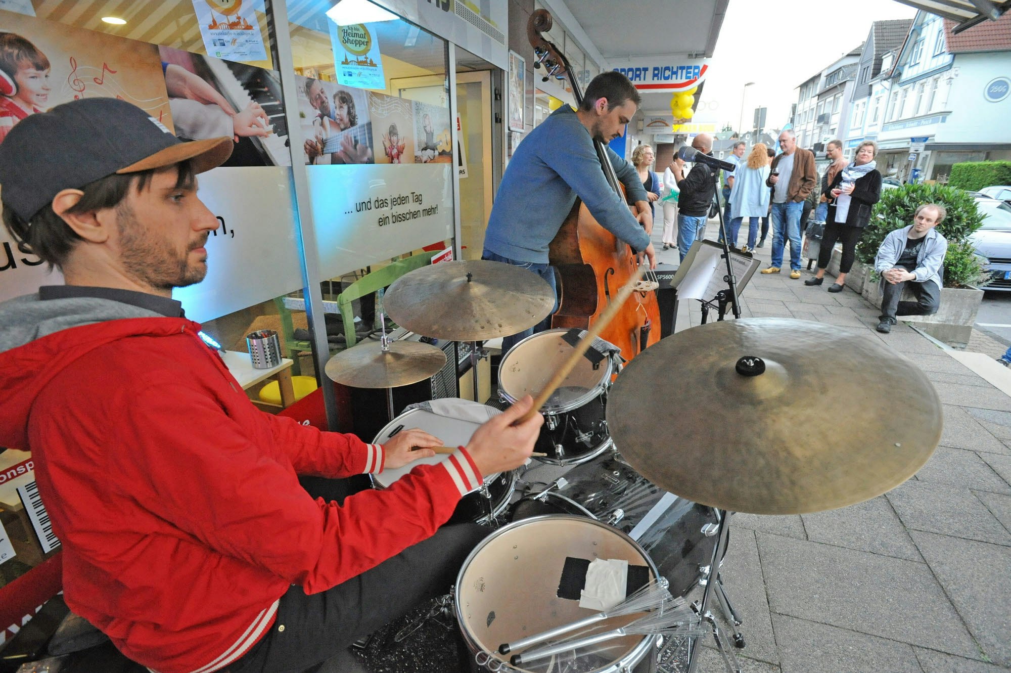 Musik auf der Gartenstraße: Die Lehrerband der privaten Musikschule Naas spielte zur Feier des Abends Jazz und Rock.