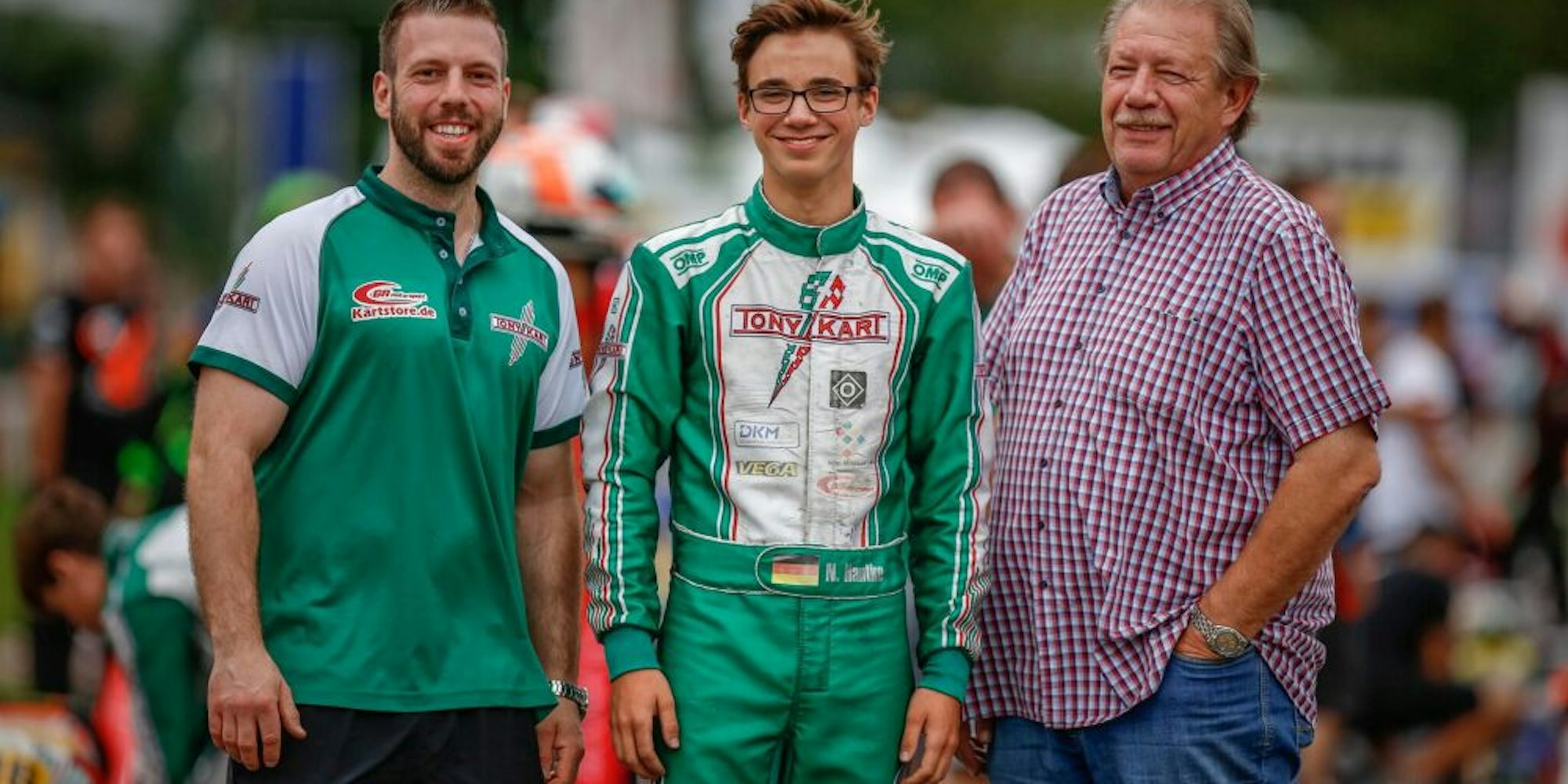Auf seinem Weg in den Formel-Rennsport wird Nico Hantke (M.) vom Präsidenten des Kartclubs Kerpen-Manheim, Gerd Noack (r.), und dessen Sohn Rene unterstützt.