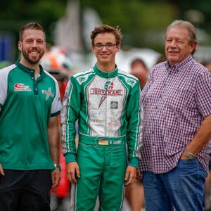 Auf seinem Weg in den Formel-Rennsport wird Nico Hantke (M.) vom Präsidenten des Kartclubs Kerpen-Manheim, Gerd Noack (r.), und dessen Sohn Rene unterstützt.