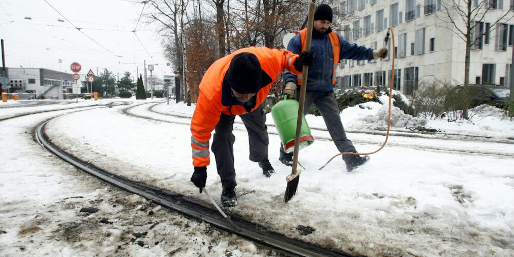 Der Winterdienst der KVB befreit Gleise von Eis.