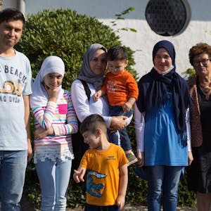 In der Sonntagsmesse begrüßte Kirchenvorstandsvorsitzende Marie Luise Wasser (r.) die Eheleute Naderi und Mehdi Nazari und ihre vier Kinder.
