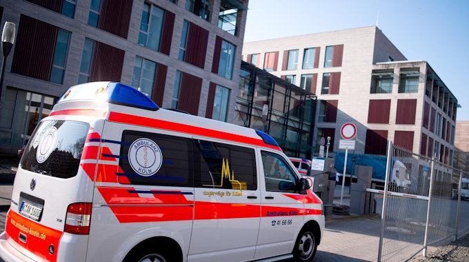 Ein Krankenwagen fährt auf das Gelände der Universitätsklinik Köln.
