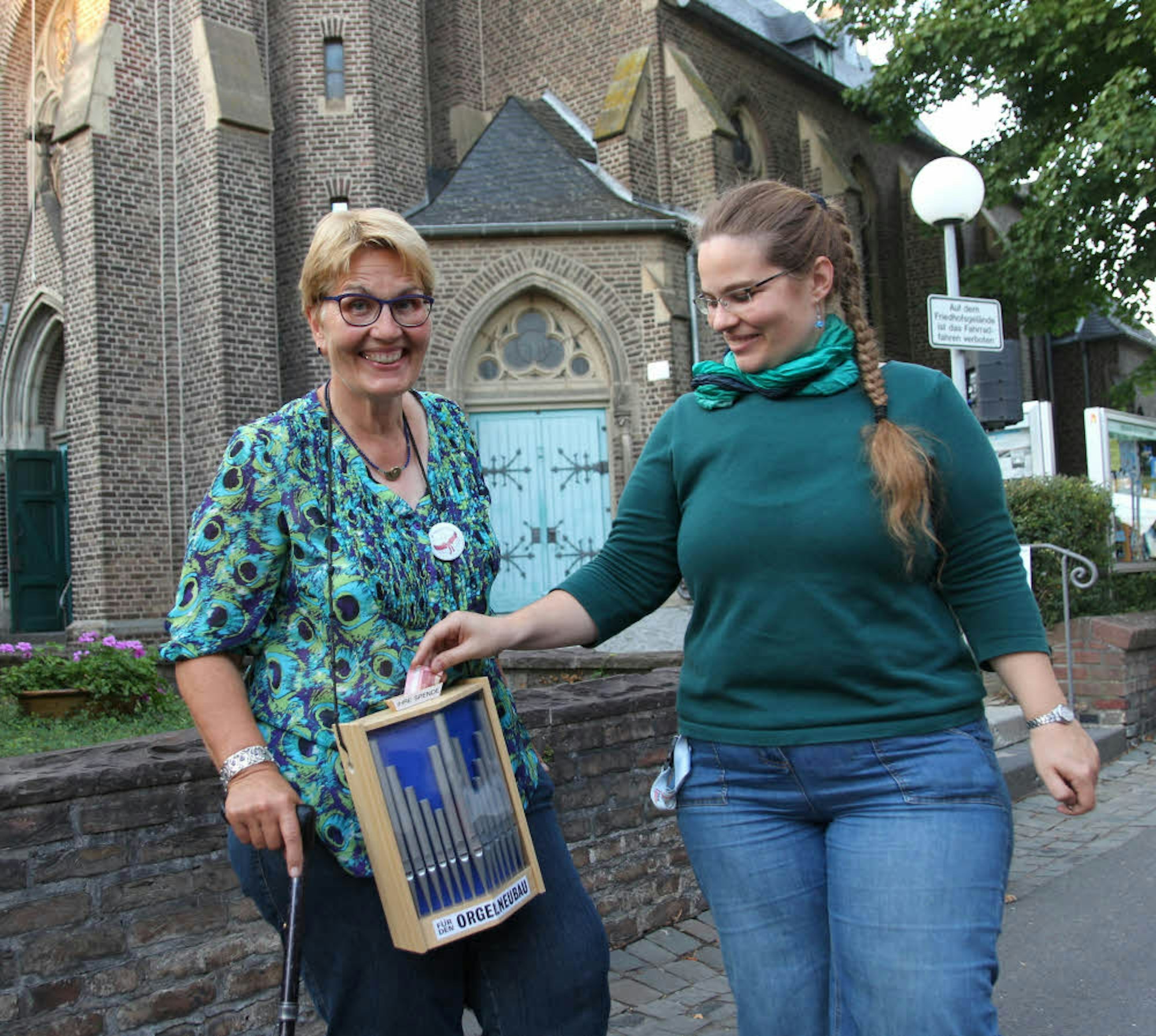 Spenden für die neuen Orgelpfeifen sammelte Agnes Becker (l.), die Vorsitzende des Orgelbauvereins.