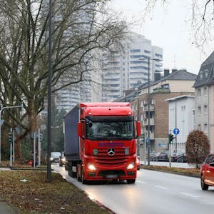 Die Boltensternstraße – hier in Höhe Pionierstraße – ist eine Hauptroute für den Lkw-Verkehr.