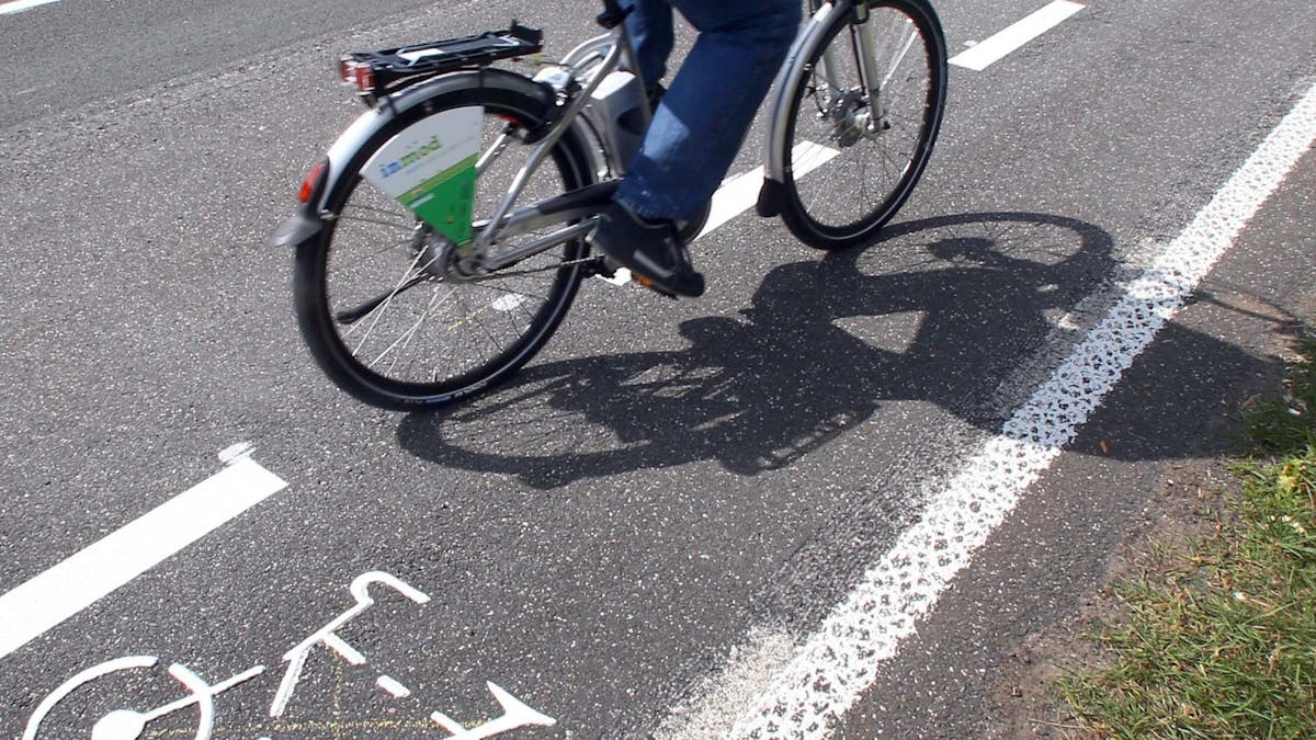 Ein Fahrradfahrer ist auf einem Radweg unterwegs.
