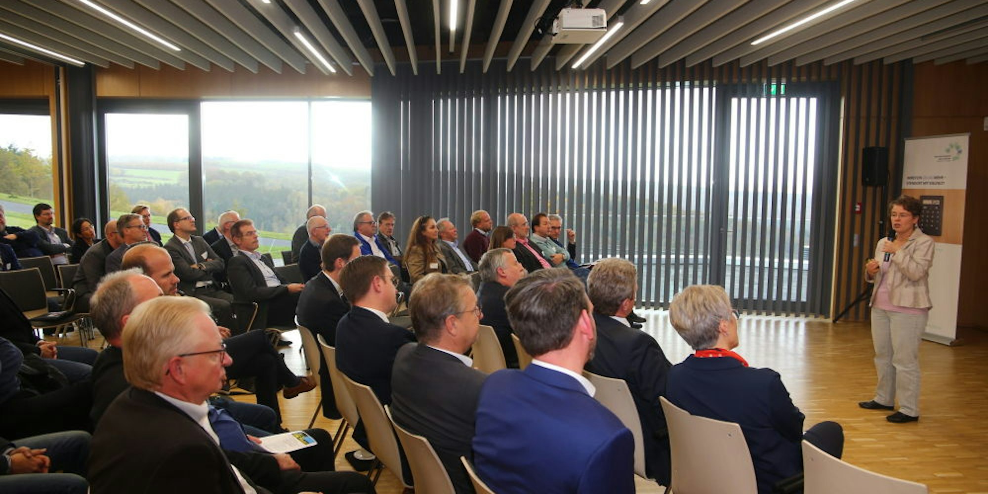 Rund 70 Teilnehmer waren zur Tagung über den Strukturwandel im Rheinischen Revier gekommen. Alexandra Landsberg (r.) vom Wirtschaftsministerium NRW und Ralph Sterck, Leiter der Zukunftsagentur Rheinisches Revier, hielten Vorträge.