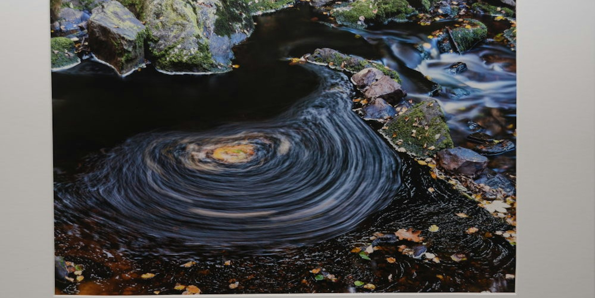 Ein Wasserstrudel, aufgenommen in den belgischen Ardennen, zeigt die Faszination im Detail.
