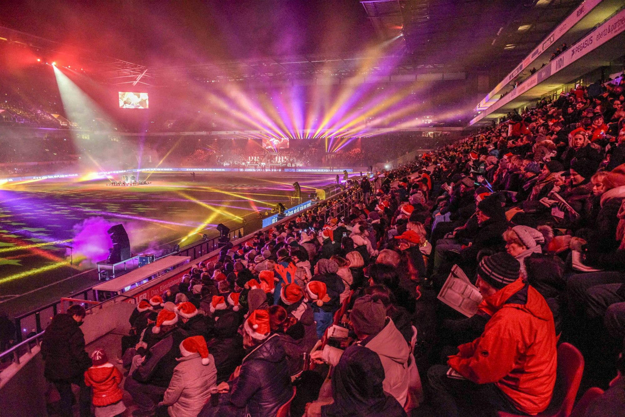 Das Weihnachtssingen im Rhein-Energie-Stadion, bereits zur guten Tradition in Köln geworden, findet in diesem Jahr wieder statt.