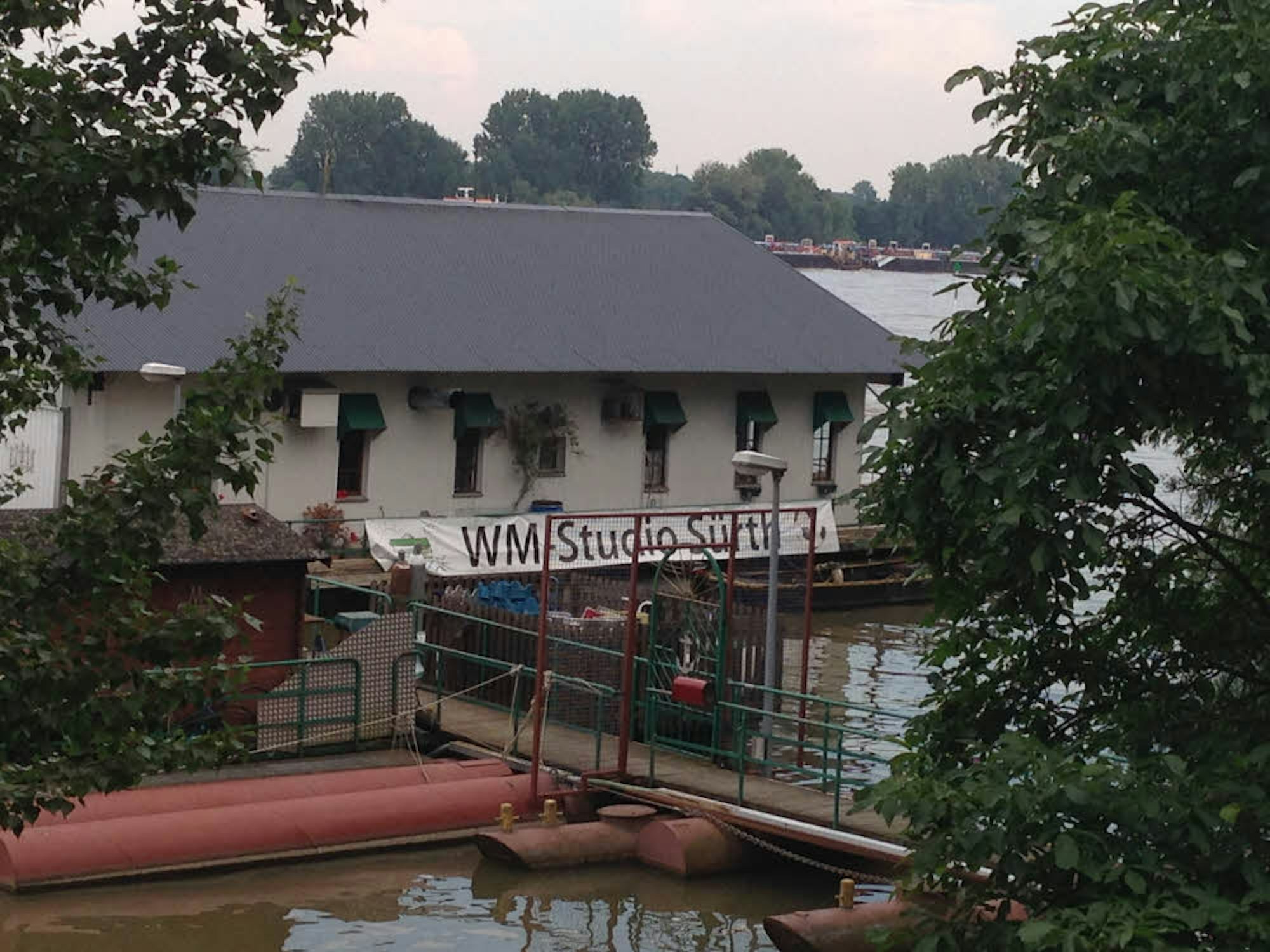 Das Bootshaus hat sein altes WM-Banner ausgepackt.