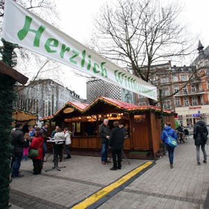 Der Weihnachtsmarkt auf dem Friesenplatz.