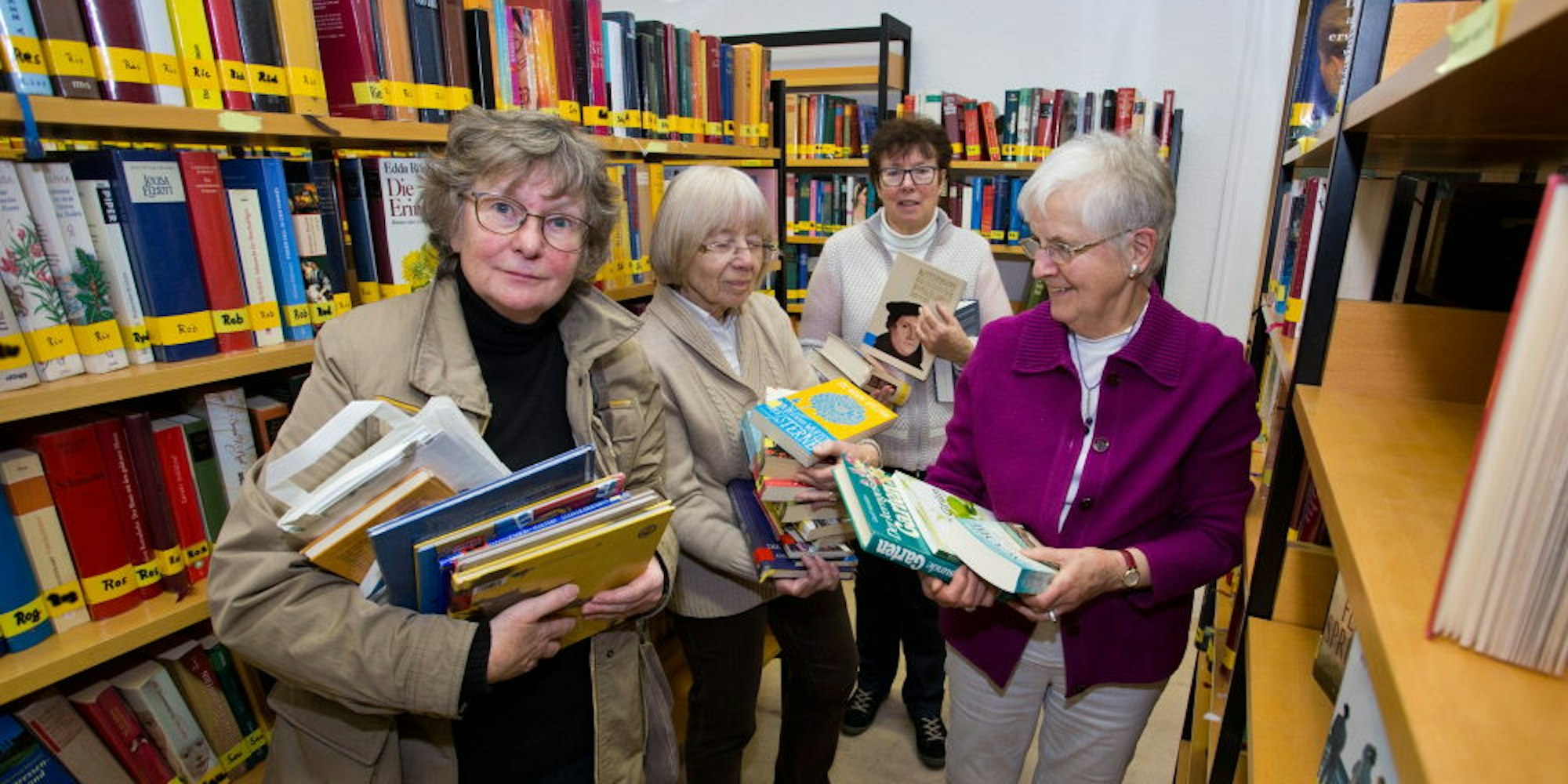 Noch einmal gaben Büchereileiterin Ellen Bertrams (2.v.l.) und ihre Kollegin Barbara Schumacher (r.) am Wochenende Lesetipps.