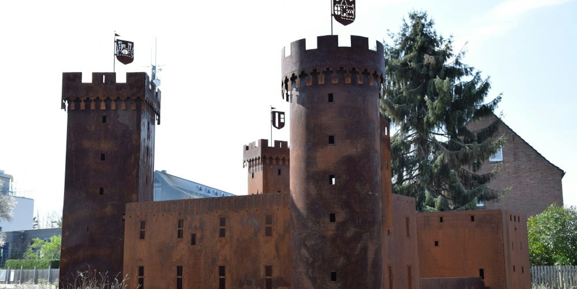 Seit knapp zwei Jahren thront die Burg, eine Nachbildung der Landesburg, auf dem Kreisel an Herriger und Erper Straße.