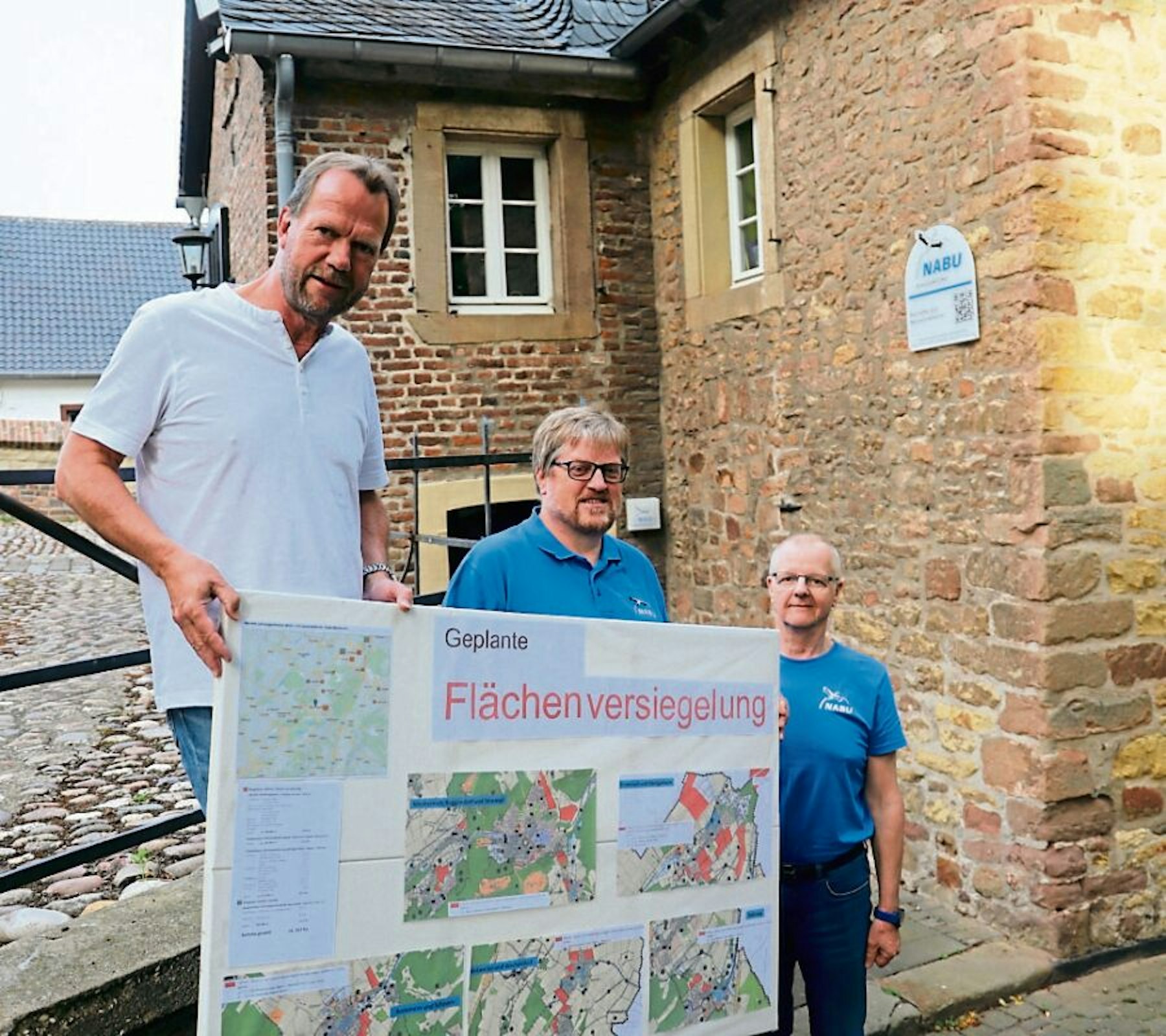 Die lokale Agenda, die die Nabu-Mitglieder entwickelt haben, stellten Ulrich Pohl (v.l.), Uwe Wedegärtner und Peter Berthold am Naturschutzhaus in Kommern vor.