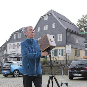 Michael Wittschier mit seiner selbstgebauten Lochkamera auf dem Marktplatz.