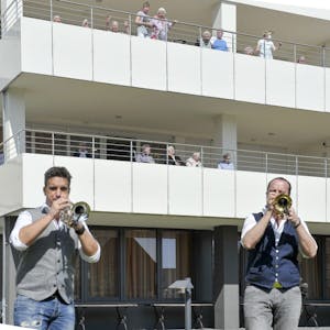 Vom Balkon des Sindorfer Altenheimes lauschten die Bewohner der Musik der Kerpener Trompeter.