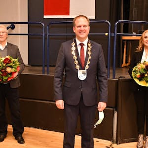 Auf Distanz gratulierte Bürgermeister Dirk Breuer (M.) seinen gewählten Stellvertretern Peter Prinz und Aylin Kocabeygirli.