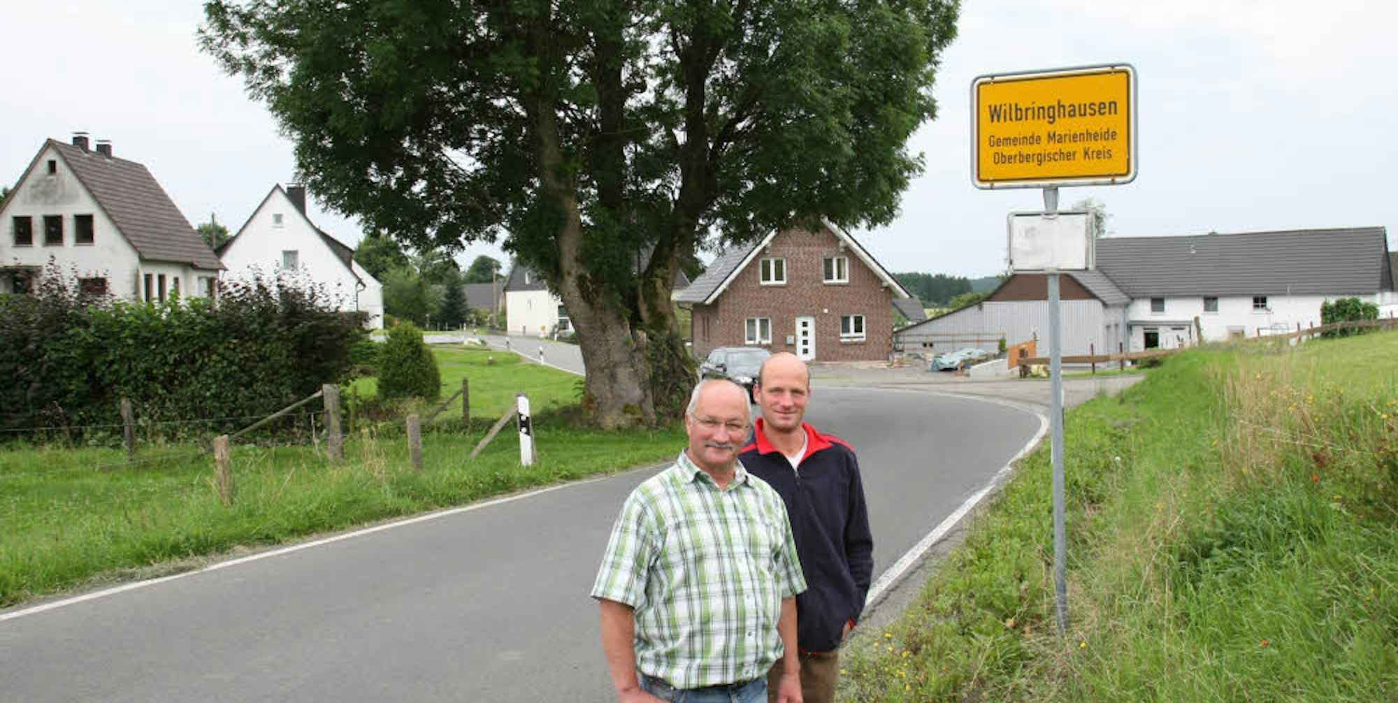 Viel Grün und wenig Häuser prägen das Grenzgebiet, in dem Karl-Wilhelm Kemper (l.) unter anderem mit Sohn Dennis lebt.