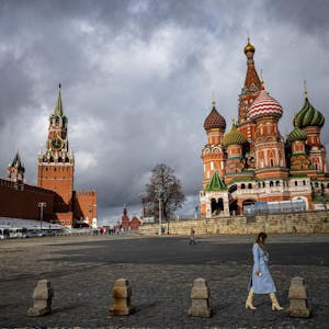 Kreml und dunkle Wolken