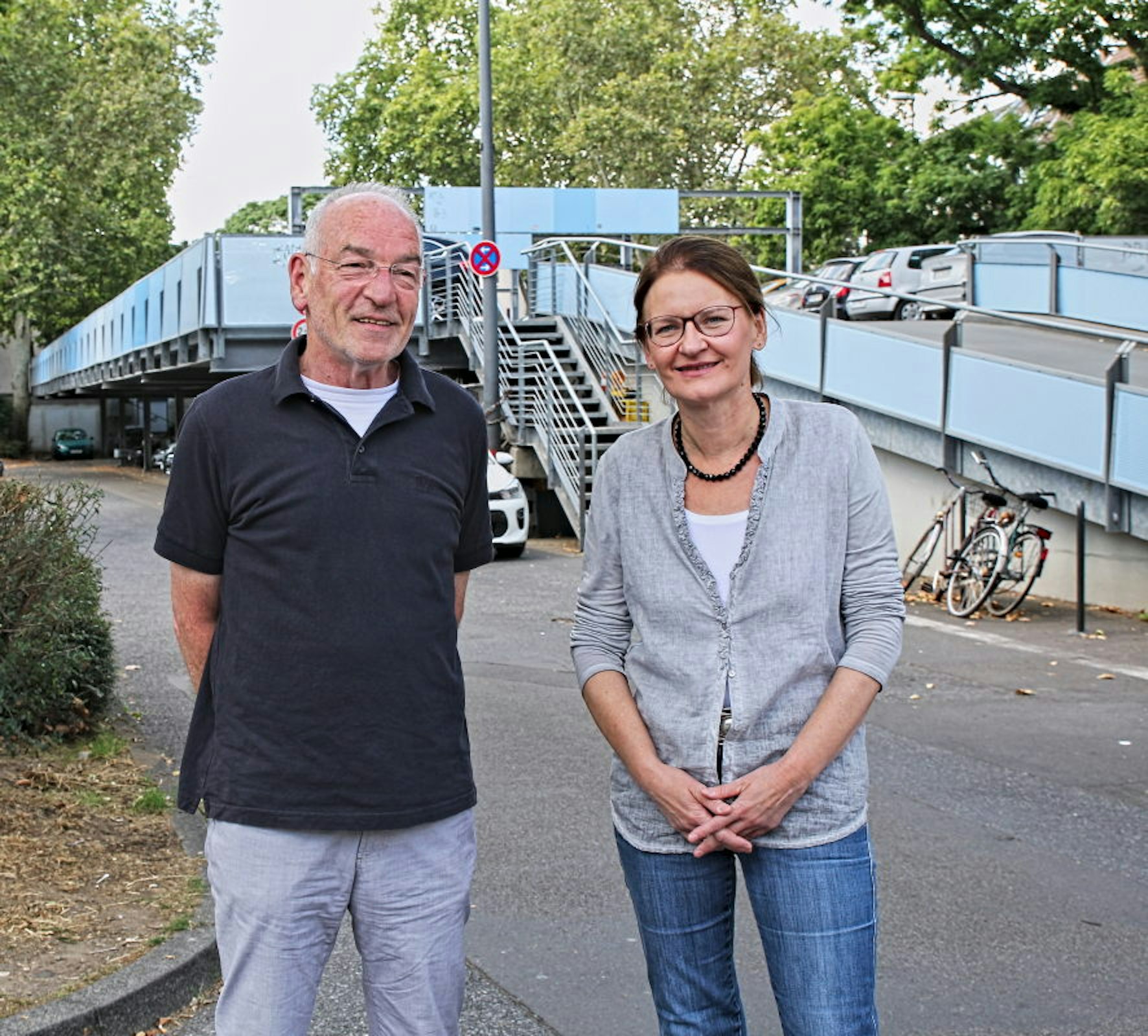 Hans Binder und Anja Edom vor der Parkpalette, die Platz für das Stelzenhaus bieten würde.
