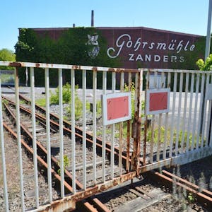 Schon lange geschlossen: Das Tor durch das früher die Kohle fürs Kraftwerk per Bahn geliefert wurde.