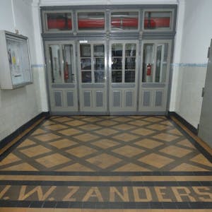 Verschlossene Türen in einem Zanders-Gebäude aus dem Jahr 1894. Im Jahr 2021 geht es um Zukunft der gesamten Papierfabrik im Herzen der Stadt.