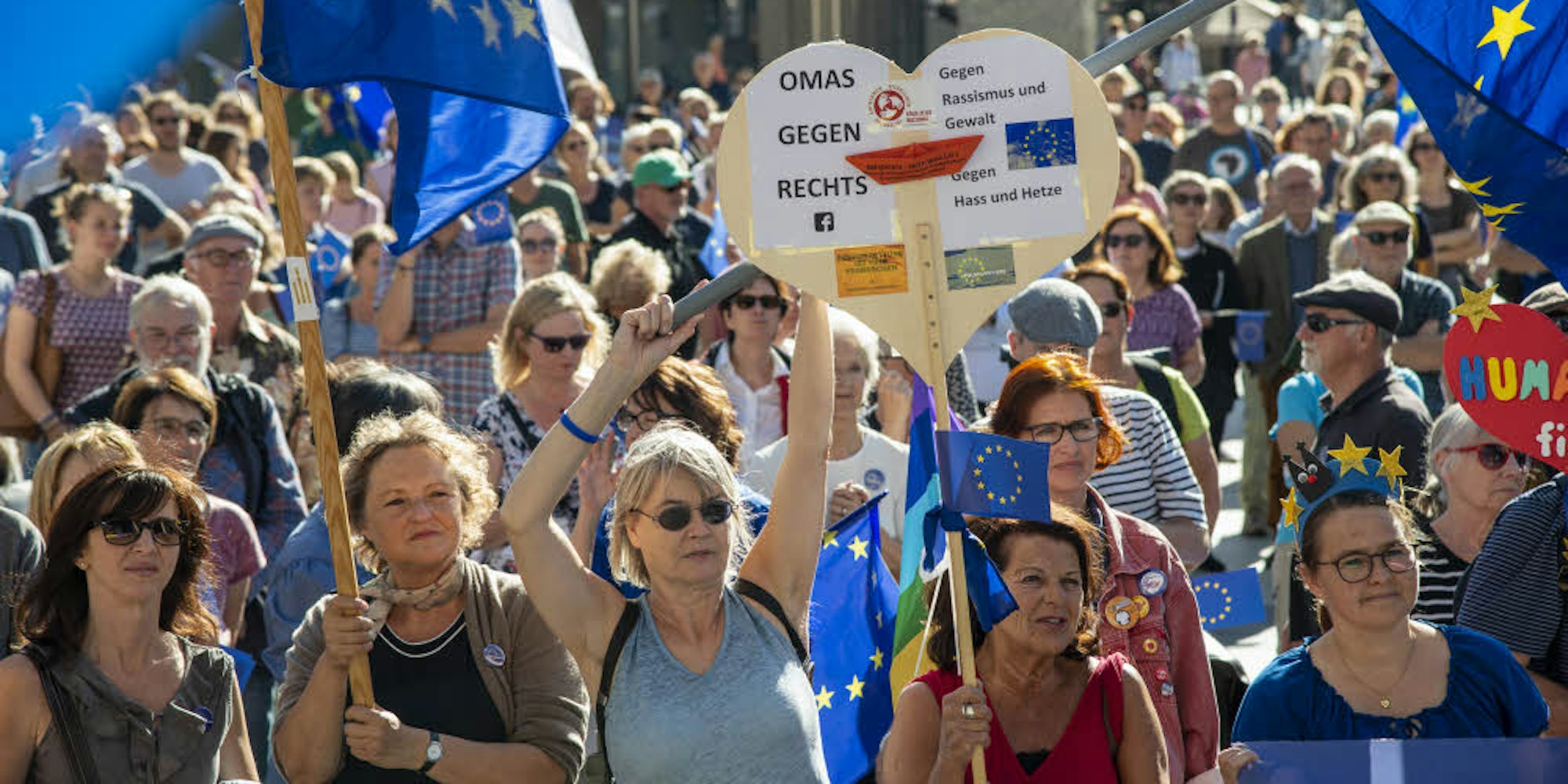 Mit Europa-Fahnen haben die Demonstranten ihre Forderungen unterstrichen.