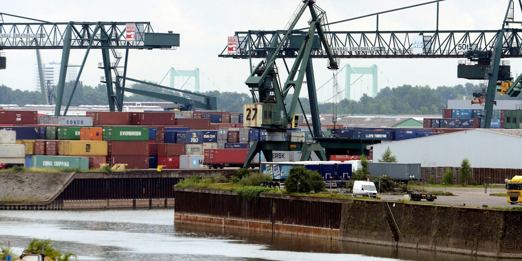Der Niehler Hafen in Köln ist Umschlagsort für Container aus aller Welt. Im Hintergrund die Mülheimer Brücke.
