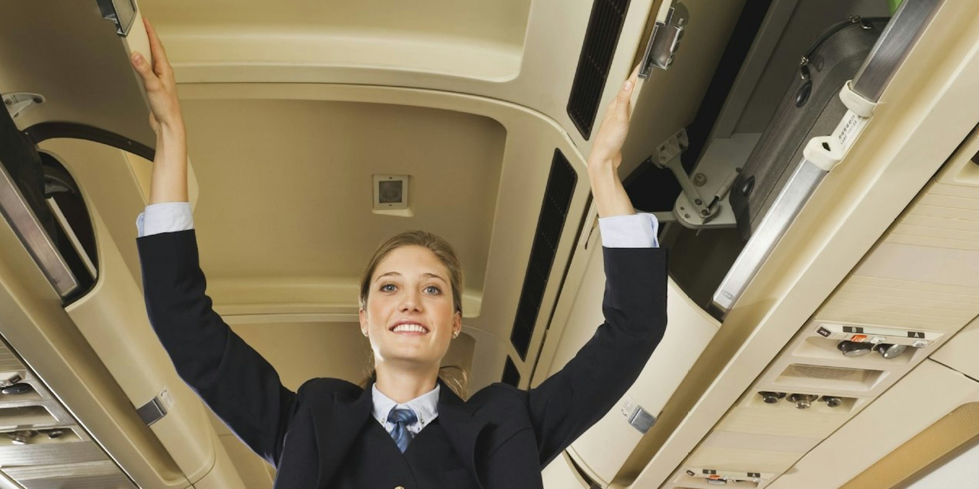 Stewardessen sind ständig in Kontakt mit Menschen – und können so von vielen verrückten Erlebnissen berichten.