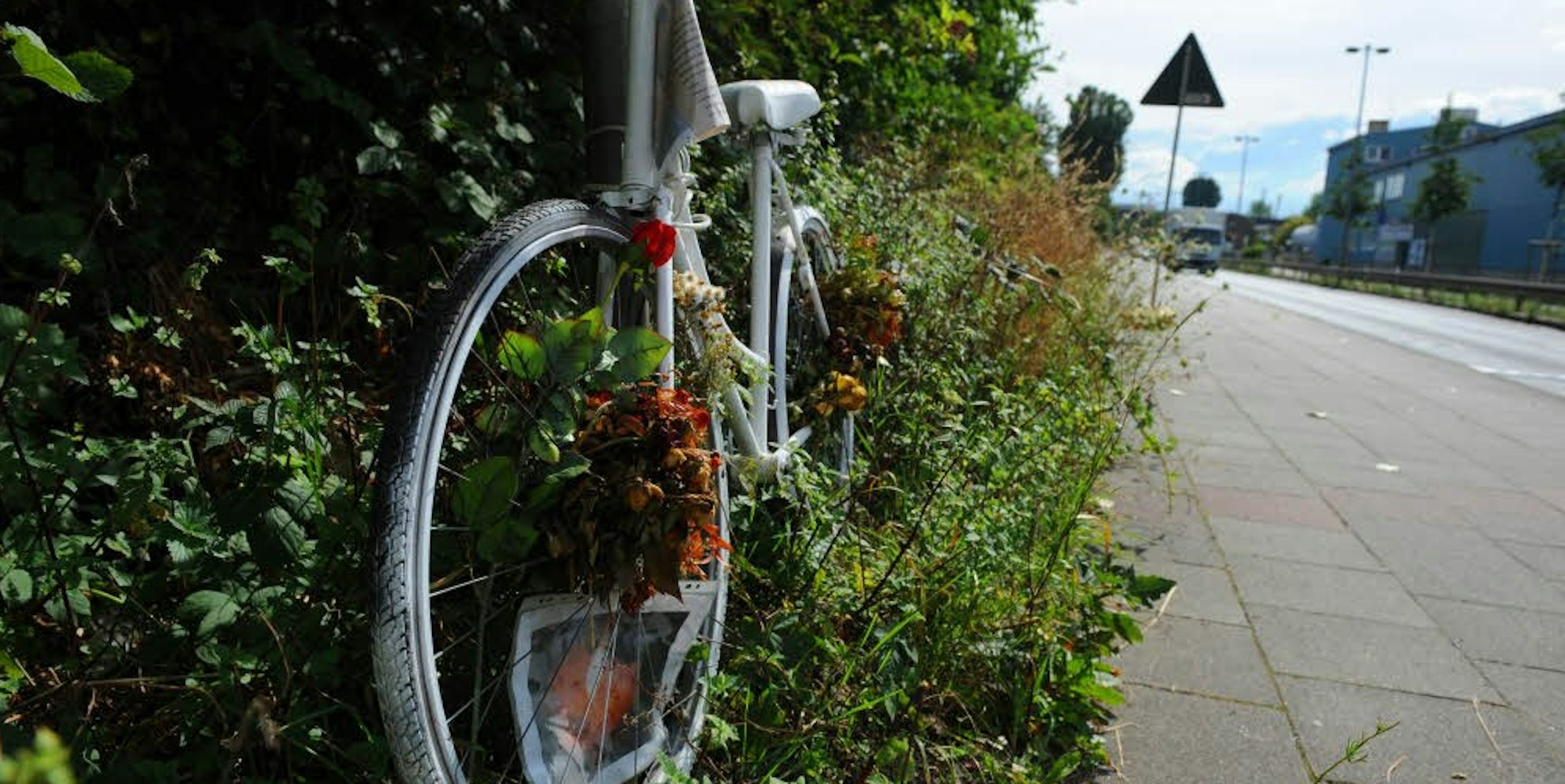 Das weiße Fahrrad steht als Gedenken an Raser-Opfer Miriam am Auenweg.