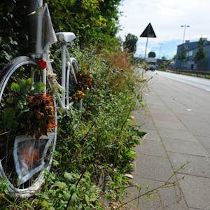 Das weiße Fahrrad steht als Gedenken an Raser-Opfer Miriam am Auenweg.