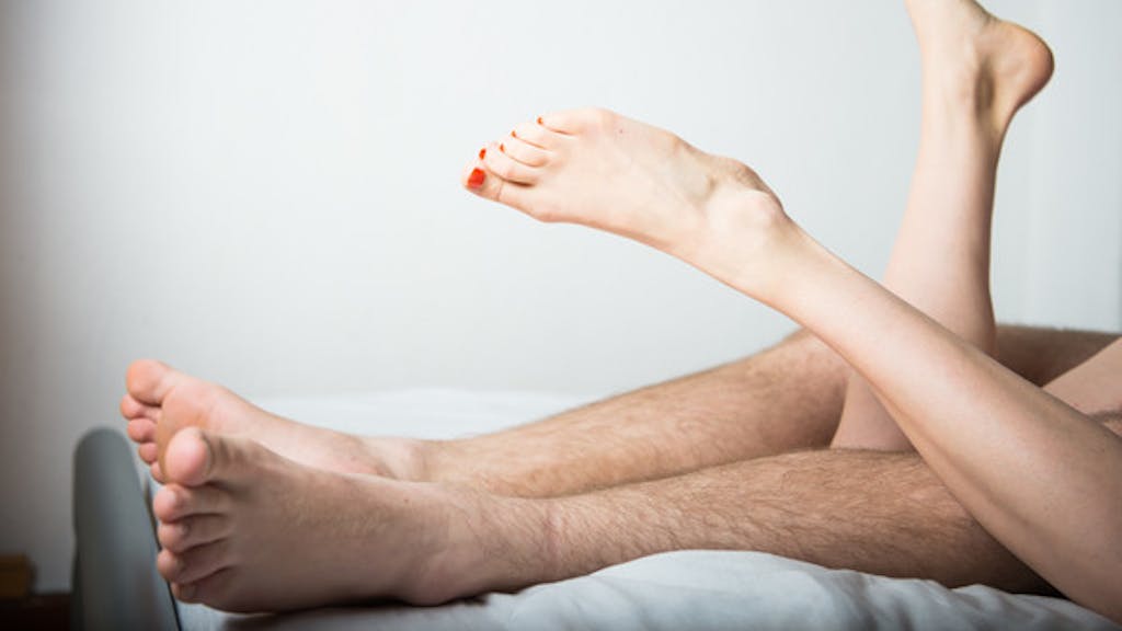 Das undatierte Symbolfoto zeigt ein Bett, auf dem eine Frau und ein Mann liegen. Beide sind nackt, man sieht nur die Beine.&nbsp;