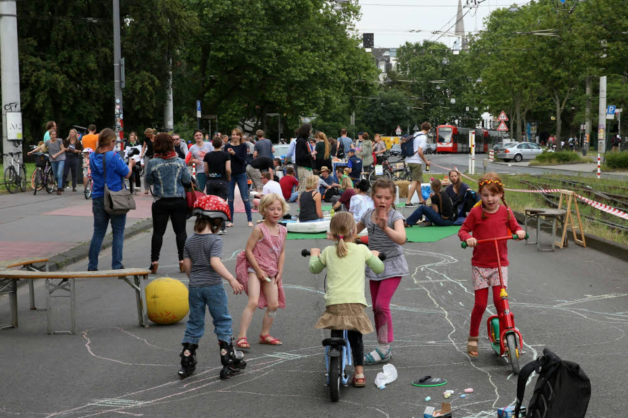 Wie bei dem Picknick, das Sülzer Initiativen einen Tag lang auf der Zülpicher Straße veranstalteten, möchten die Menschen den gesperrten Straßenabschnitt künftig besser nutzen können.