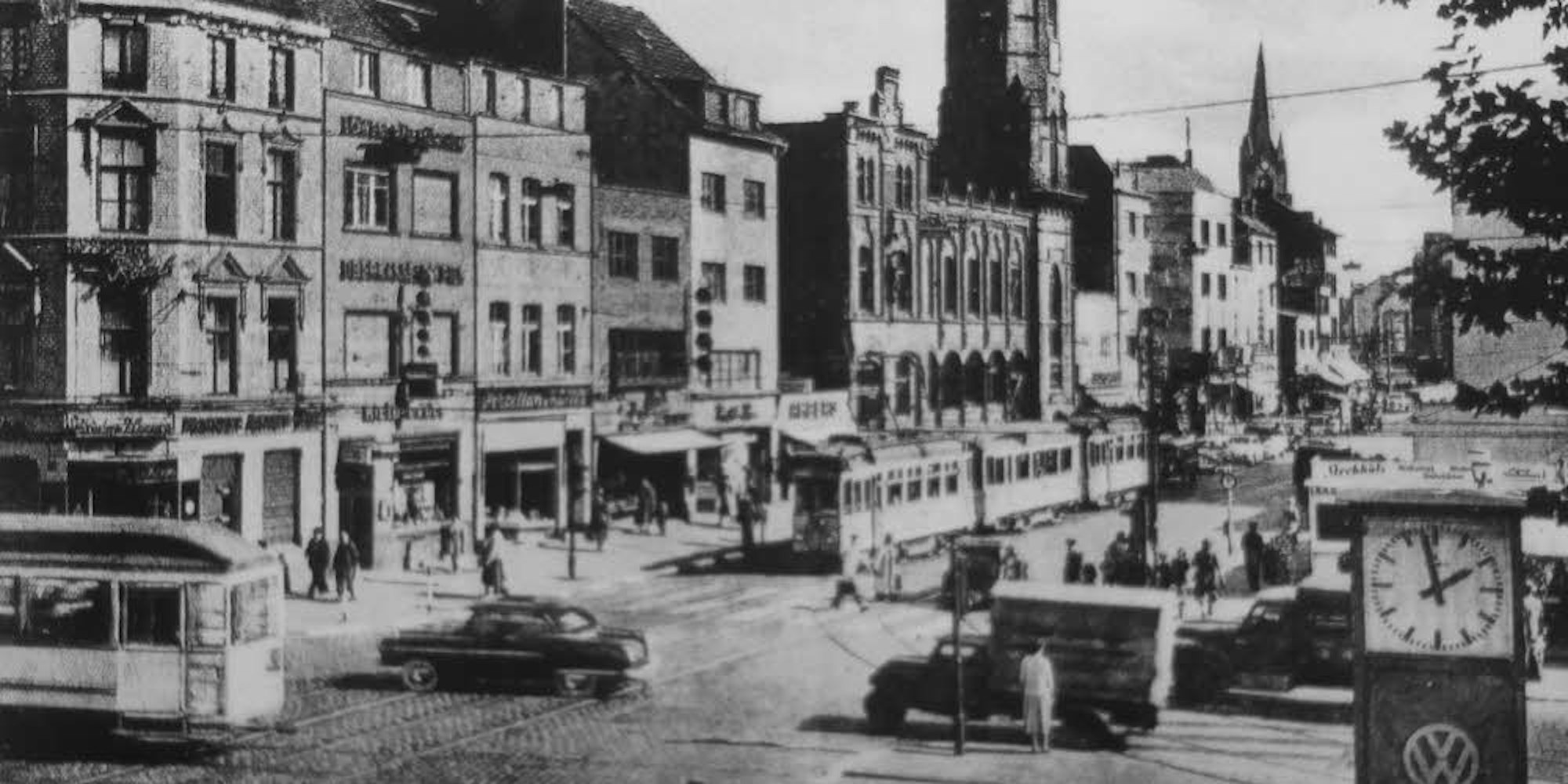 Diese Postkartenansicht aus dem Jahr 1954 zeigt die Kreuzung Venloer Straße/Gürtel. Die Ruine des Rathauses steht noch. Sie wurde zwei Jahre später abgebrochen.