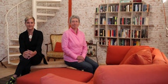 Sabine Gabus (l.) und Ulrike Steil im Gäste-Wohnzimmer