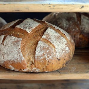 Ein Brot aus Sauerteig herzustellen, ist noch echtes Handwerk. Viel Zeit und Geduld sind dabei gefragt.