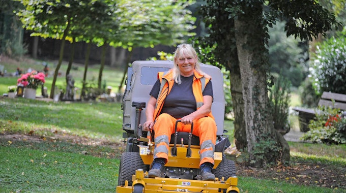 Alle zwei Wochen wird der Rasen gemäht: Friedhofsgärtnerin Ingrid Weiß beim Einsatz auf dem Waldfriedhof.