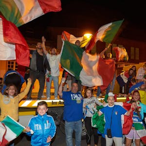 Bis etwa 2.30 Uhr in der Nacht feierten italienische Fußballfans in der Kreisstadt den 3:2-Sieg ihrer Nationalmannschaft über das englische Team. Dabei blieb laut Polizei alles friedlich.