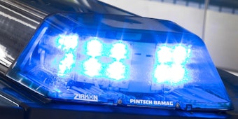 Blaulicht vor Polizeiwagen nachts dpa