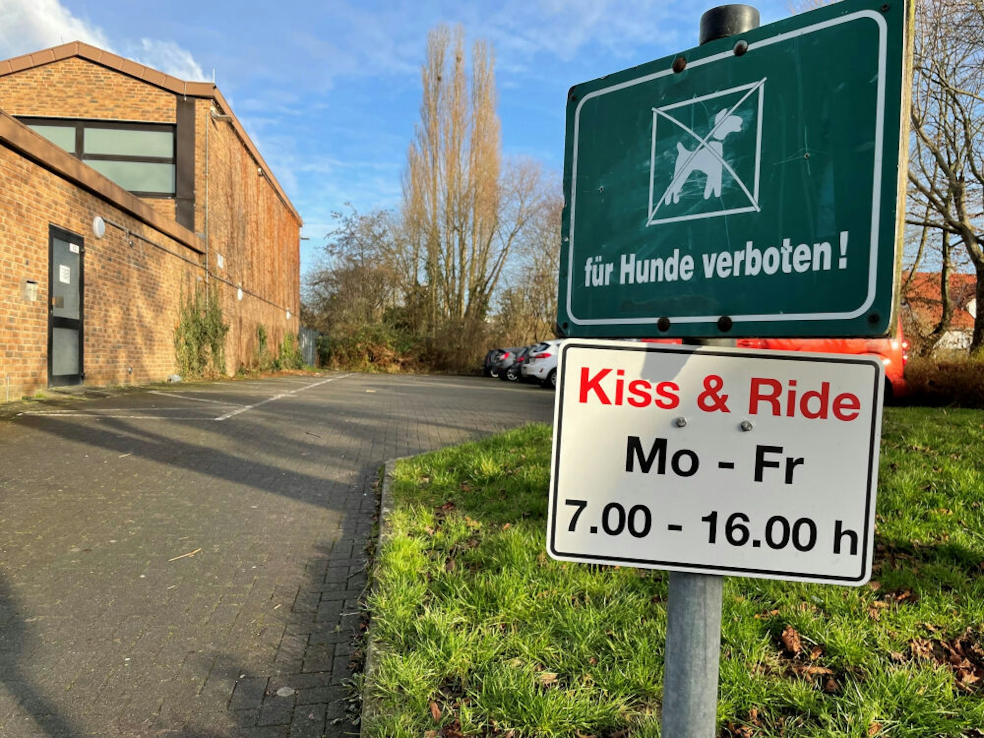 Der Kiss-and-Ride-Parkplatz löst das Problem der zahlreichen Elterntaxis an der Rochusschule nicht.