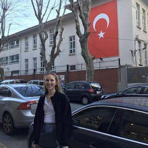 Rike Weiß wollte eigentlich nur ein paar Tage nach Istanbul, um ihre Schwester zu besuchen. Nun sitzt sie schon seit einem Monat in der Millionenmetropole fest.