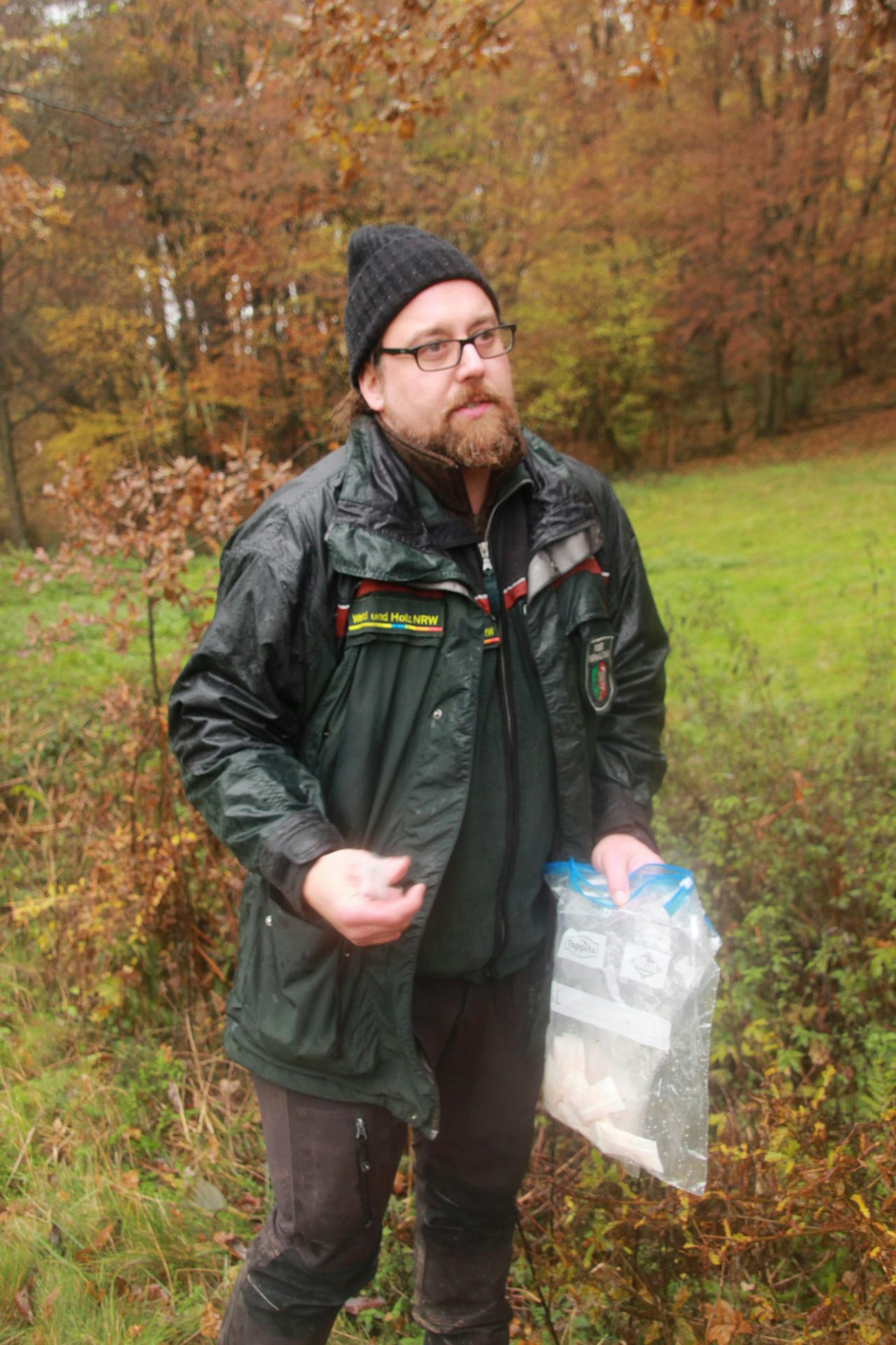 Wolfsberater Marc Redemann war auf die Hennefer Weide gekommen, um die Überreste des toten Kalbs zu untersuchen.