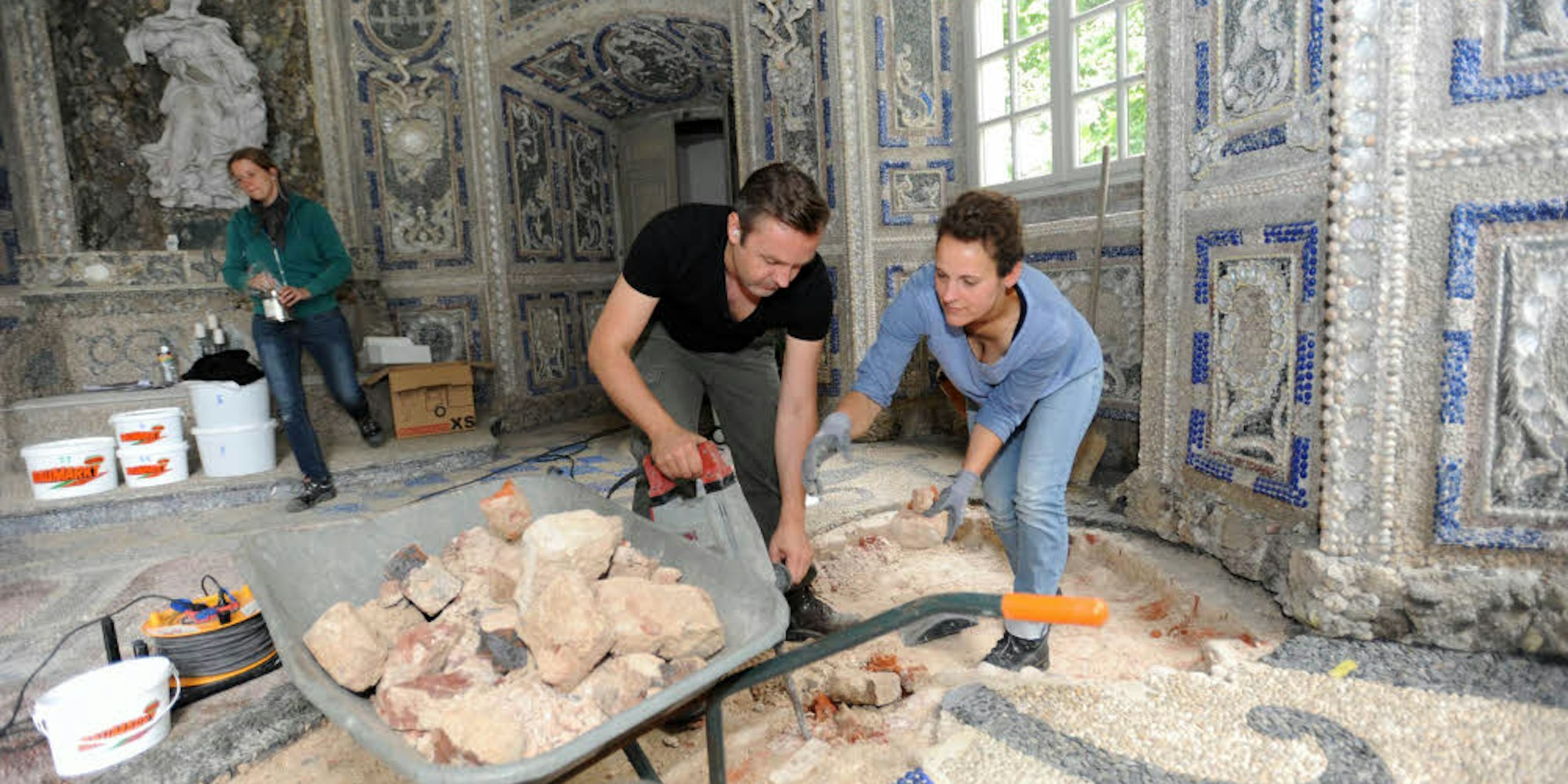 Geraldine Krauthäuser (r.) und Christian Rubin lösen die alten Ziegelsteine aus dem Boden.